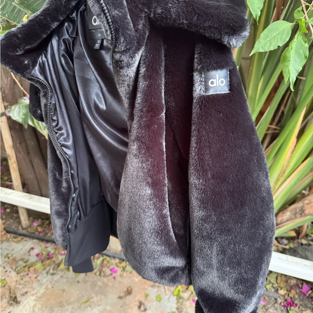 ALO Yoga Women's Plush Black Teddy Jacket - Picture 4 of 5